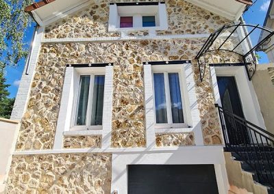 Ravalement de façade d'une maison meulière à Montmorency, après les travaux